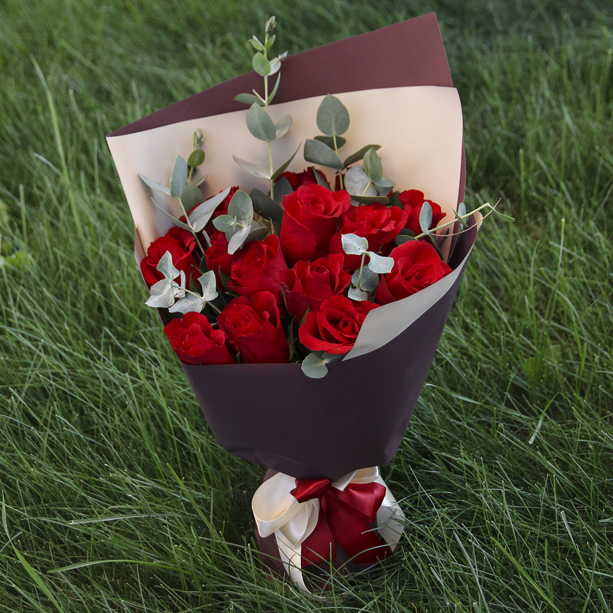 15 красных роз с эвкалиптом в упаковке