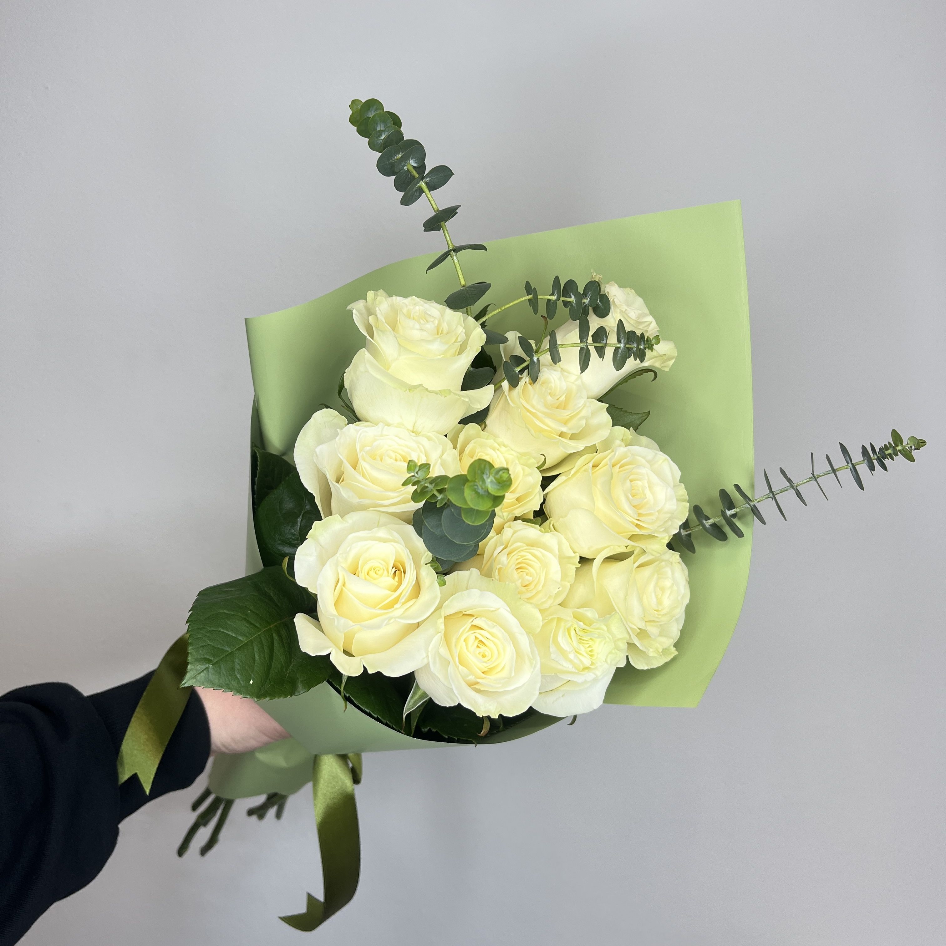 

Букет Rosemary m из 11 белых роз Мондиаль и эвкалипта, мондиаль2