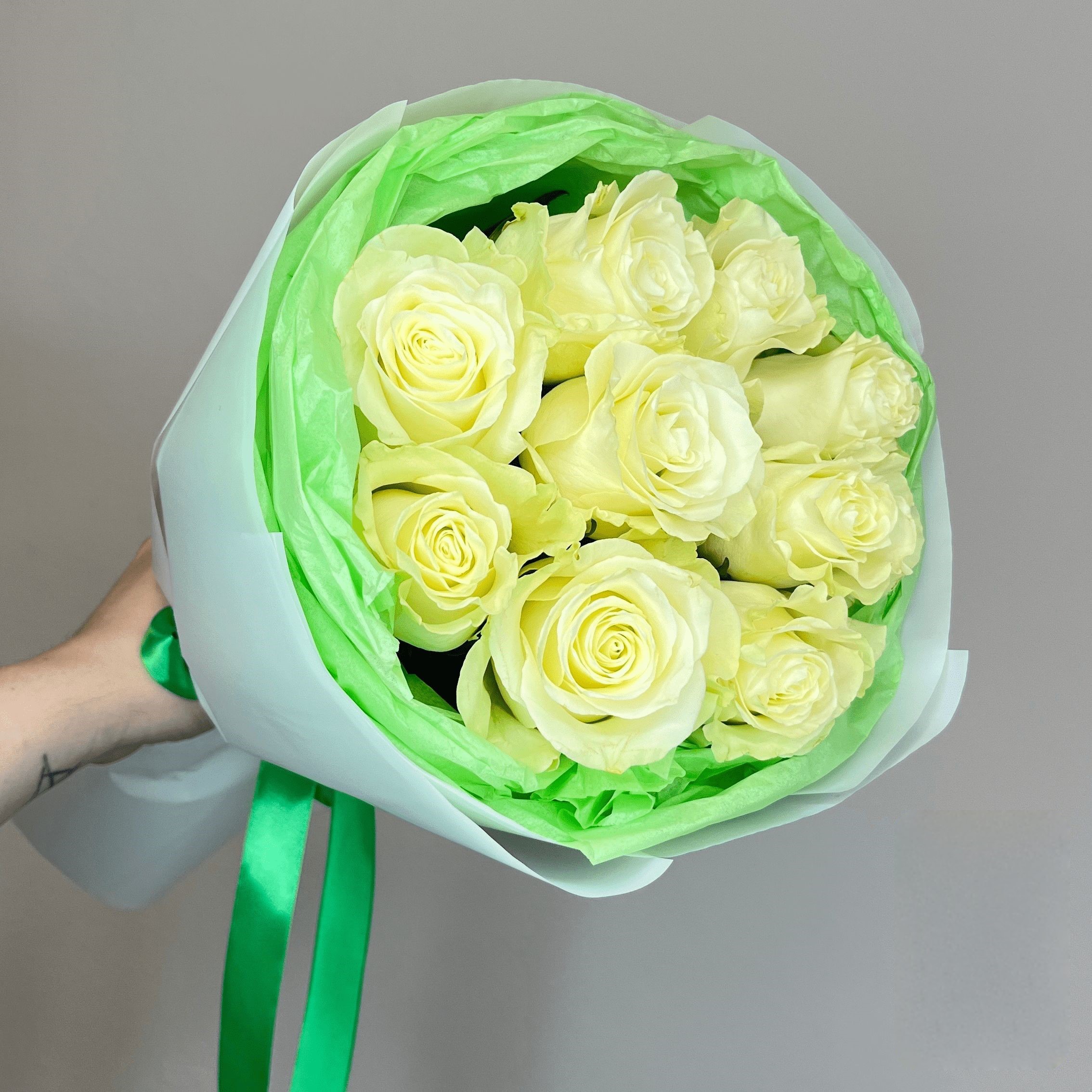 

Букет Lola из 9 белых роз Мондиаль, Мондиаль