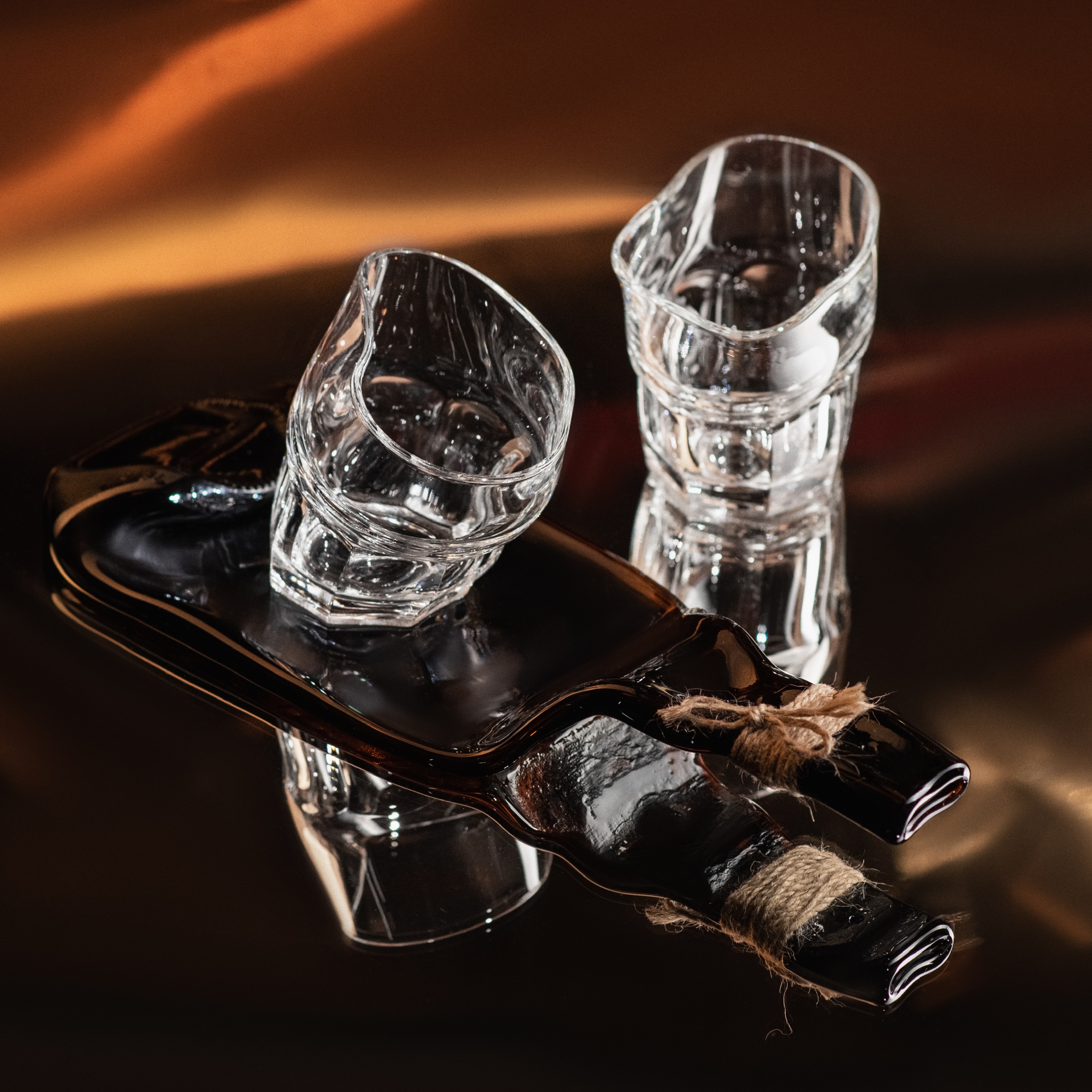 фото Набор из двух хмельных бокалов для виски с гранями с блюдом хмельное стекло