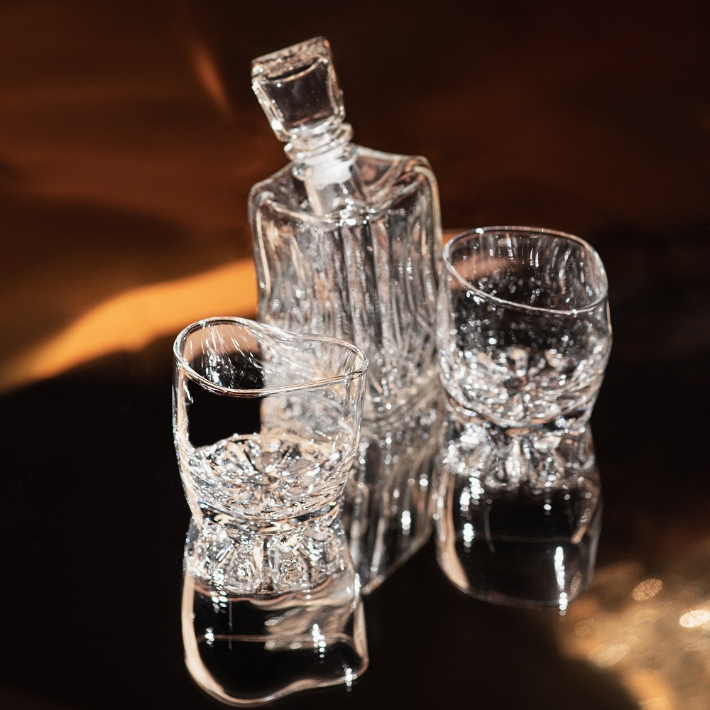 фото Набор из двух хмельных бокалов для виски с рифленым дном с хмельным квадратным графином хмельное стекло