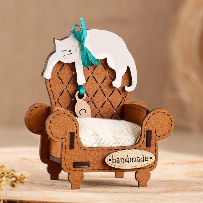 

Игольница сувенир "Кот в кресле", МДФ, Дуб, 8,5х5х8,5 см