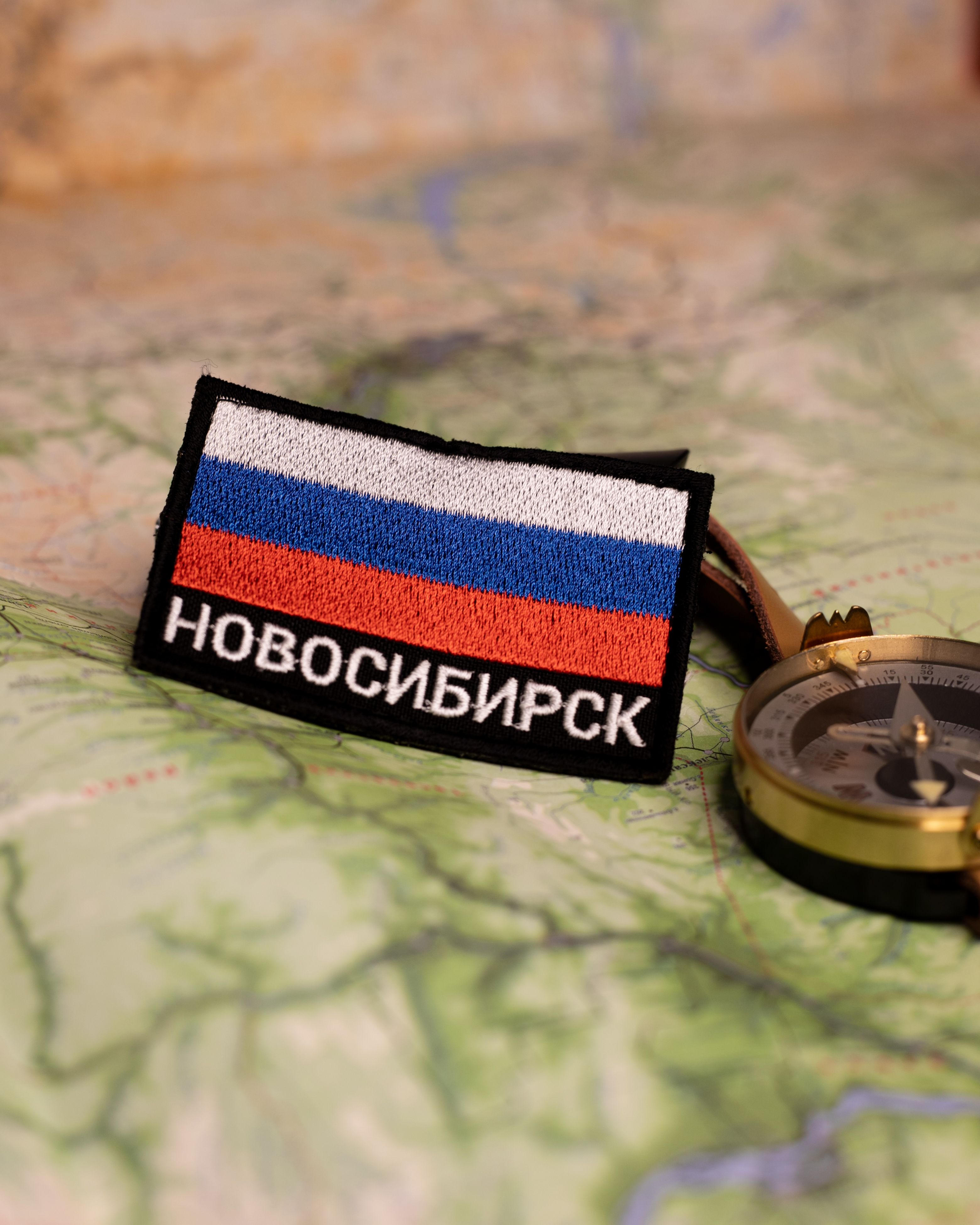 Шеврон Новосибирск триколор ПОЛИГОН черный фон на липучке 5Х8 см, 1 шт
