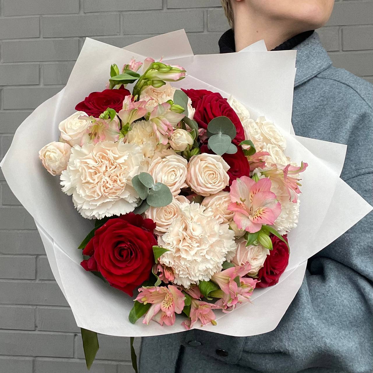 

Букет U&F 2 красные розы, гвоздики, альстромерии, 40х30