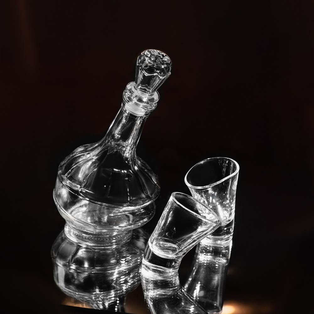 фото Набор из двух хмельных стопок текильных с хмельным круглым графином хмельное стекло