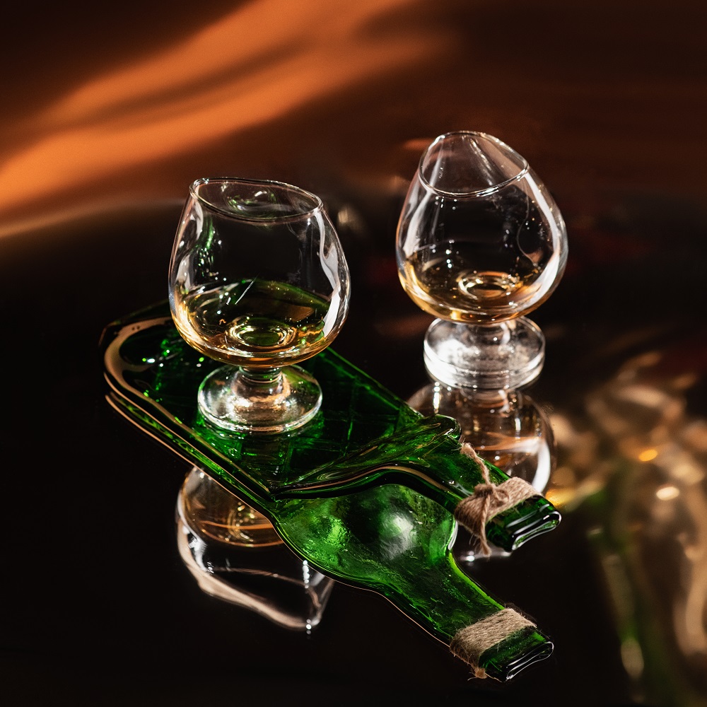 фото Набор из двух хмельных коньячных бокалов с блюдом из хмельной винной зеленой бутылки хмельное стекло