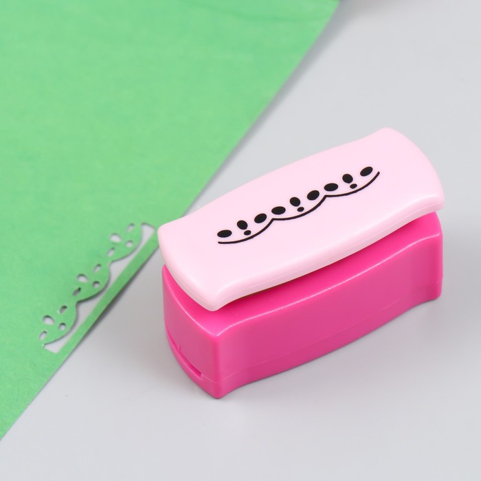 

Дырокол фигурный для края "Ленты" длина рисунка 4,5 см 4х6,5х2,5 см, Розовый