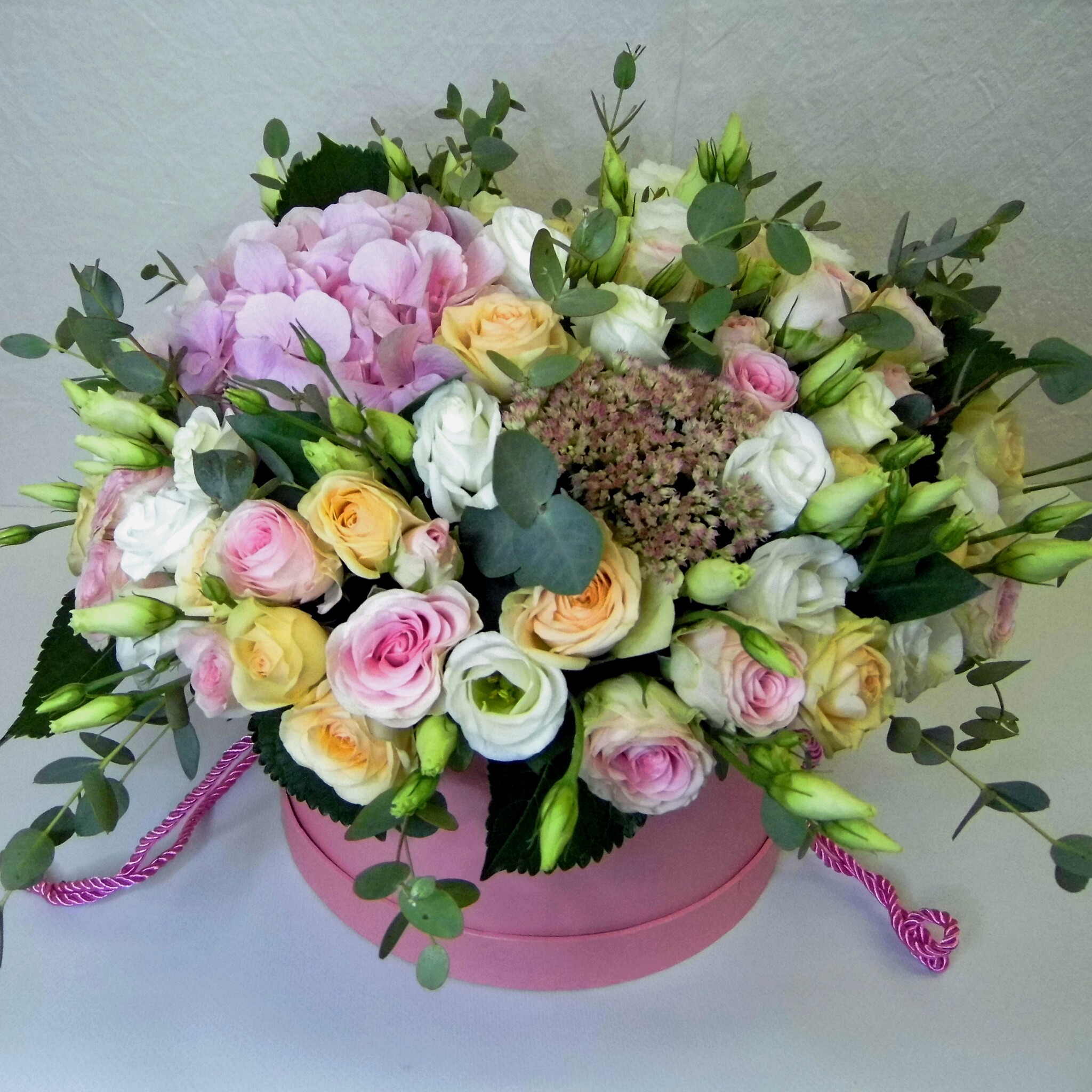 

Цветочная композиция в шляпной коробке ЗЕФИРкО "Нежность", Нежность