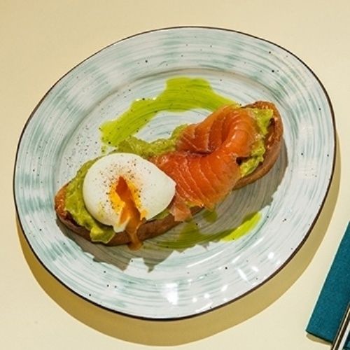 Брускетта Азбука Вкуса с гуакамоле лососем и яйцом пашот 150 г 486₽