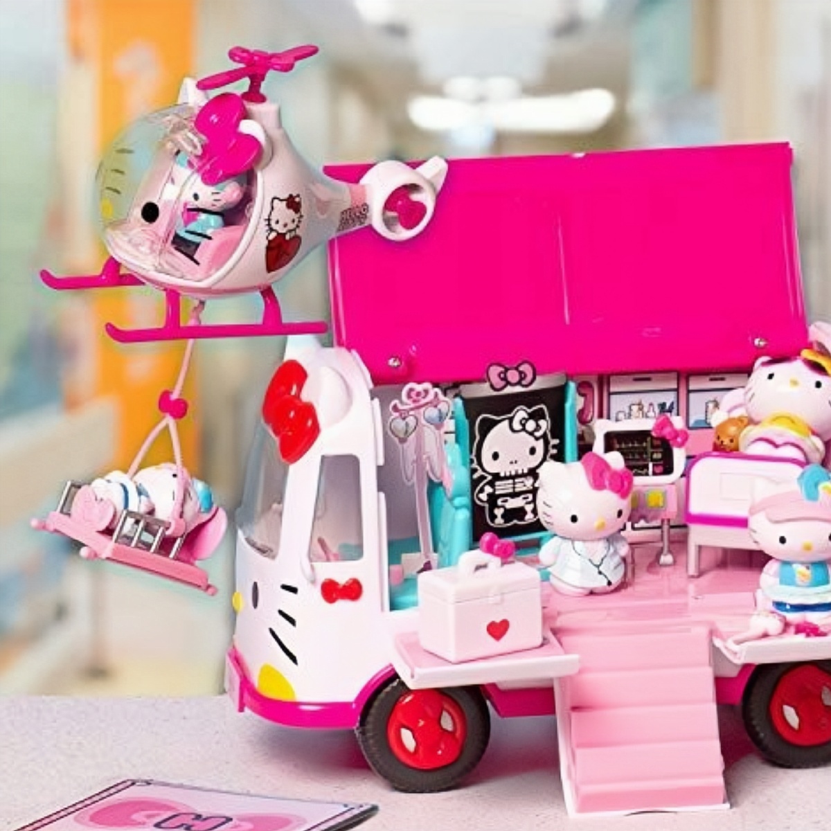 Игровой набор Магия Кукол Скорая помощь Hello Kitty с вертолетом автомобилем и фигурками