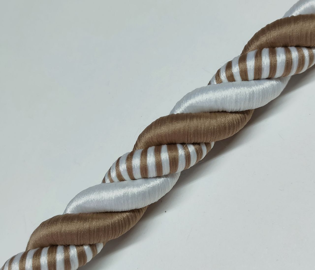 

Шнур декоративный idealtex 15Ш-24-4.7 , длина 24 м, диаметр 15 мм, Белый;коричневый, 15ш4.7