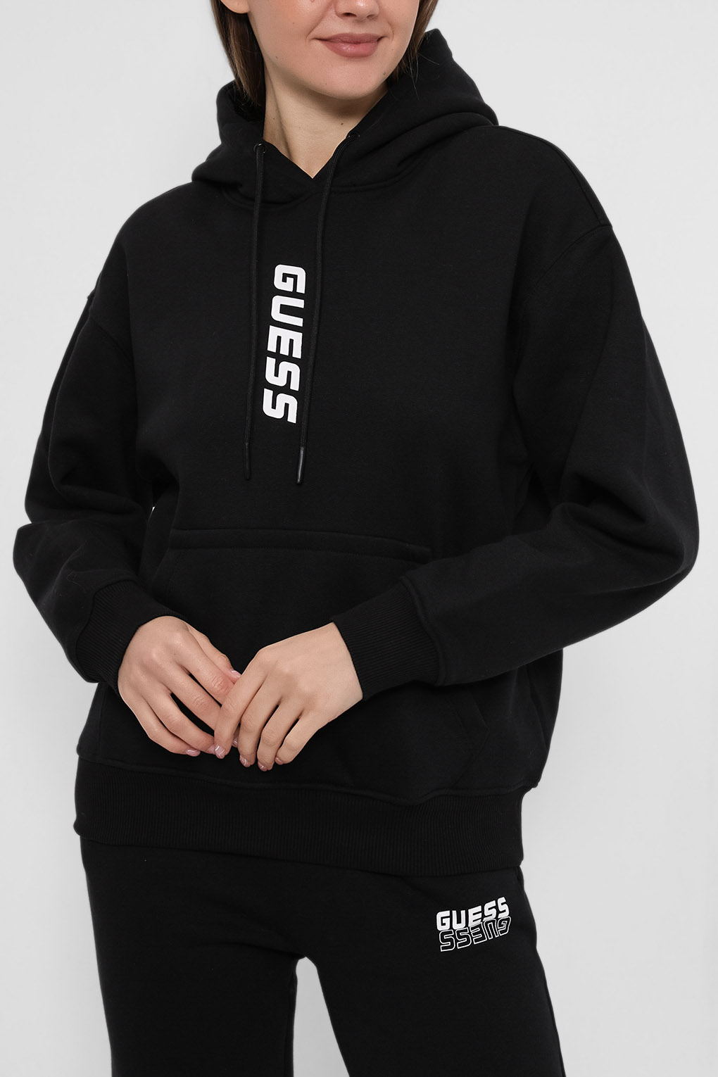 

Худи женское Guess V2BQ12 K9V34 черное XS, V2BQ12 K9V34