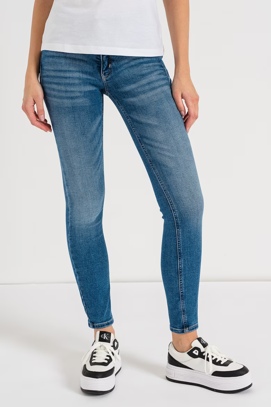 Джинсы Calvin Klein Jeans для женщин синий-1A4 размер 3230 J20J222447 14439₽