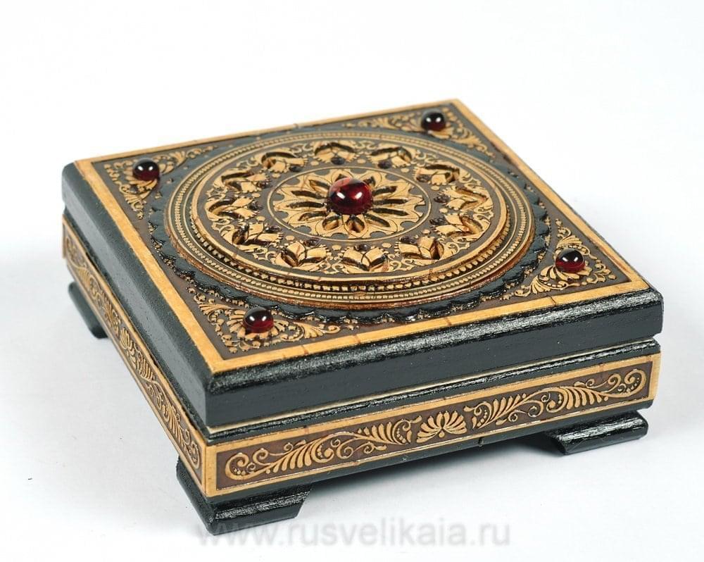 

Шкатулка из бересты с янтарем