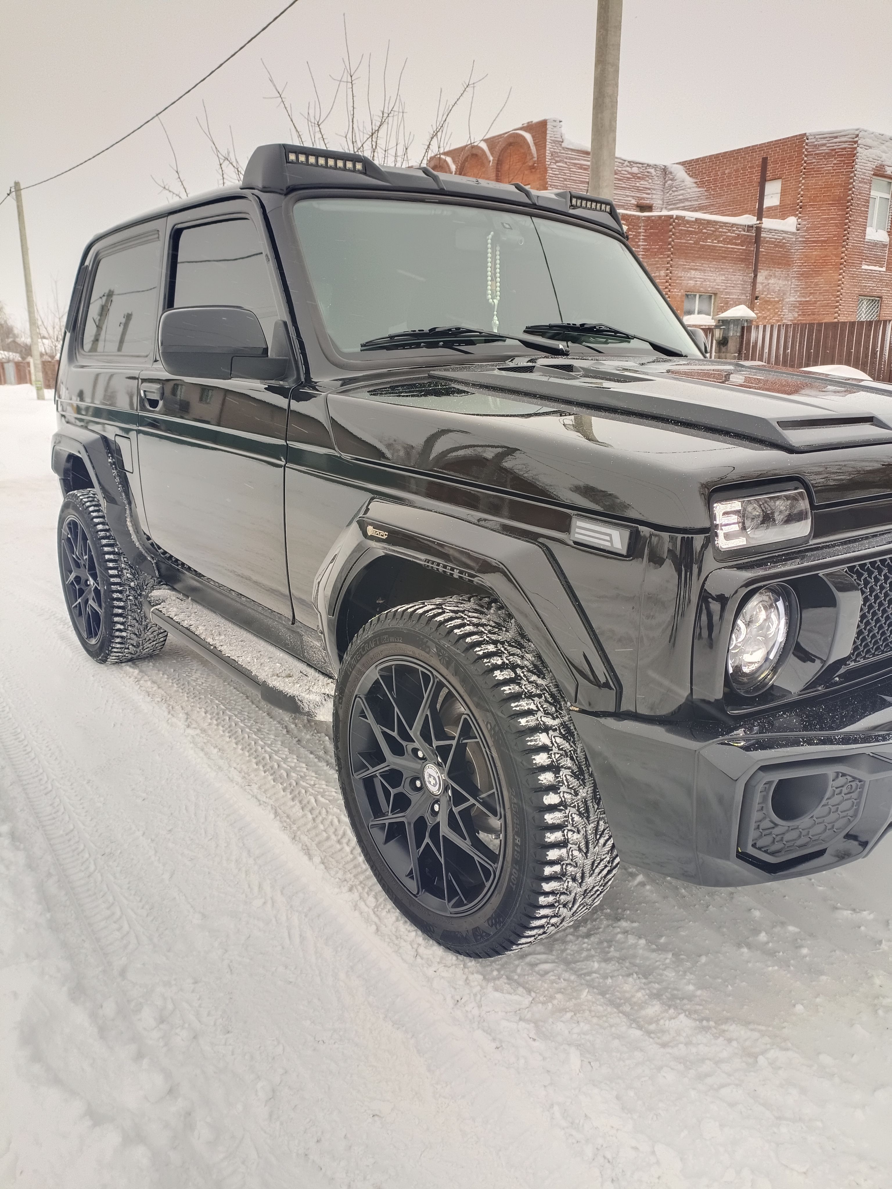 

Расширители арок (накладки на арки) "БАРС" в стиле мерседес AMG квадртаные крашенный (черн, RKALNB-2121