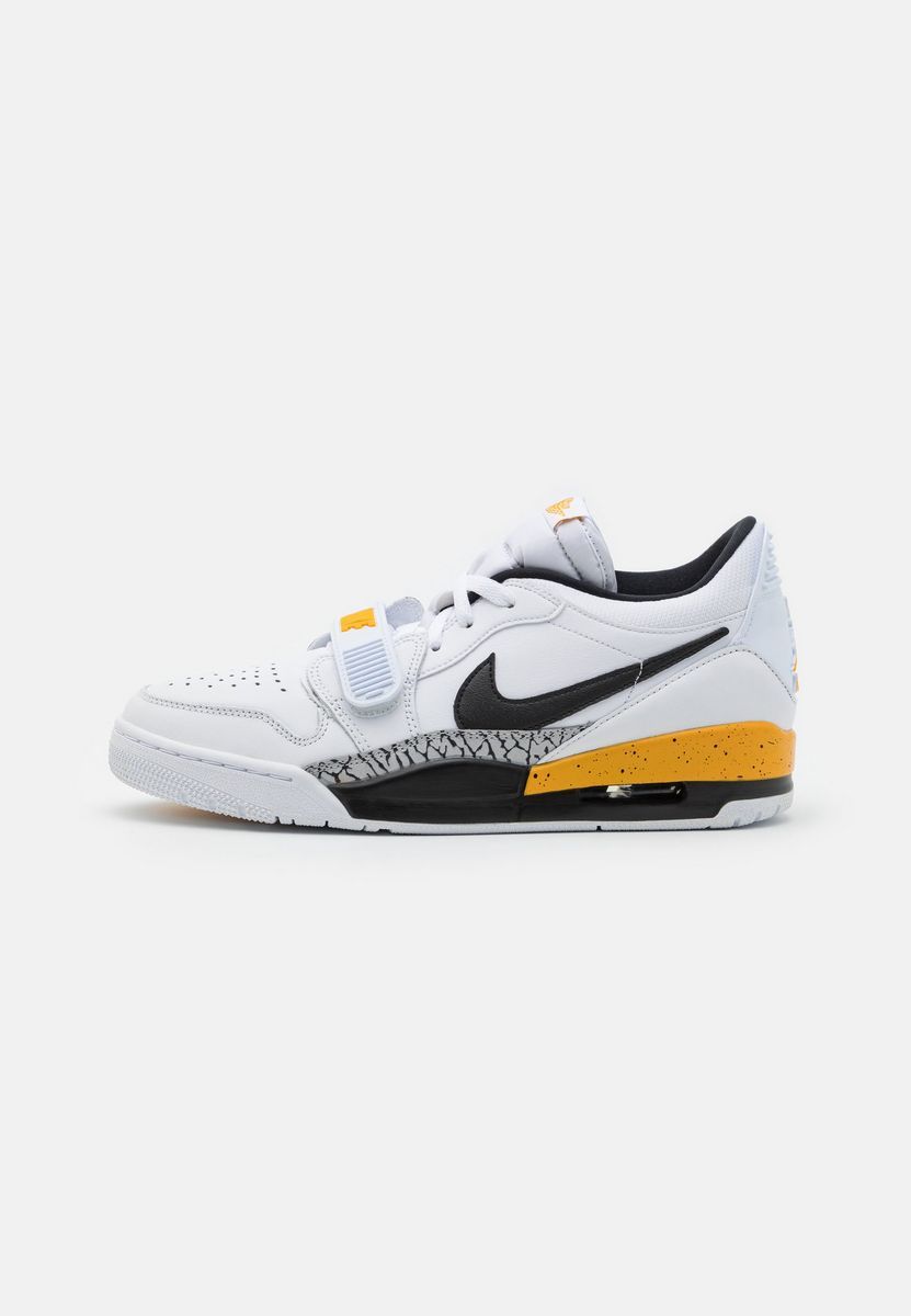 

Кроссовки мужские Nike JOC15O000 белые 41 EU, Белый, JOC15O000
