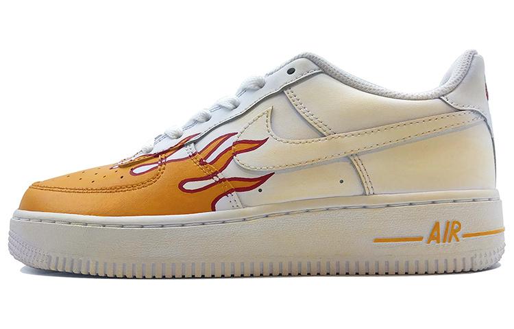 

Кеды унисекс Nike Air Force 1 Low Triple White оранжевые 40 EU, Оранжевый, Air Force 1 Low Triple White