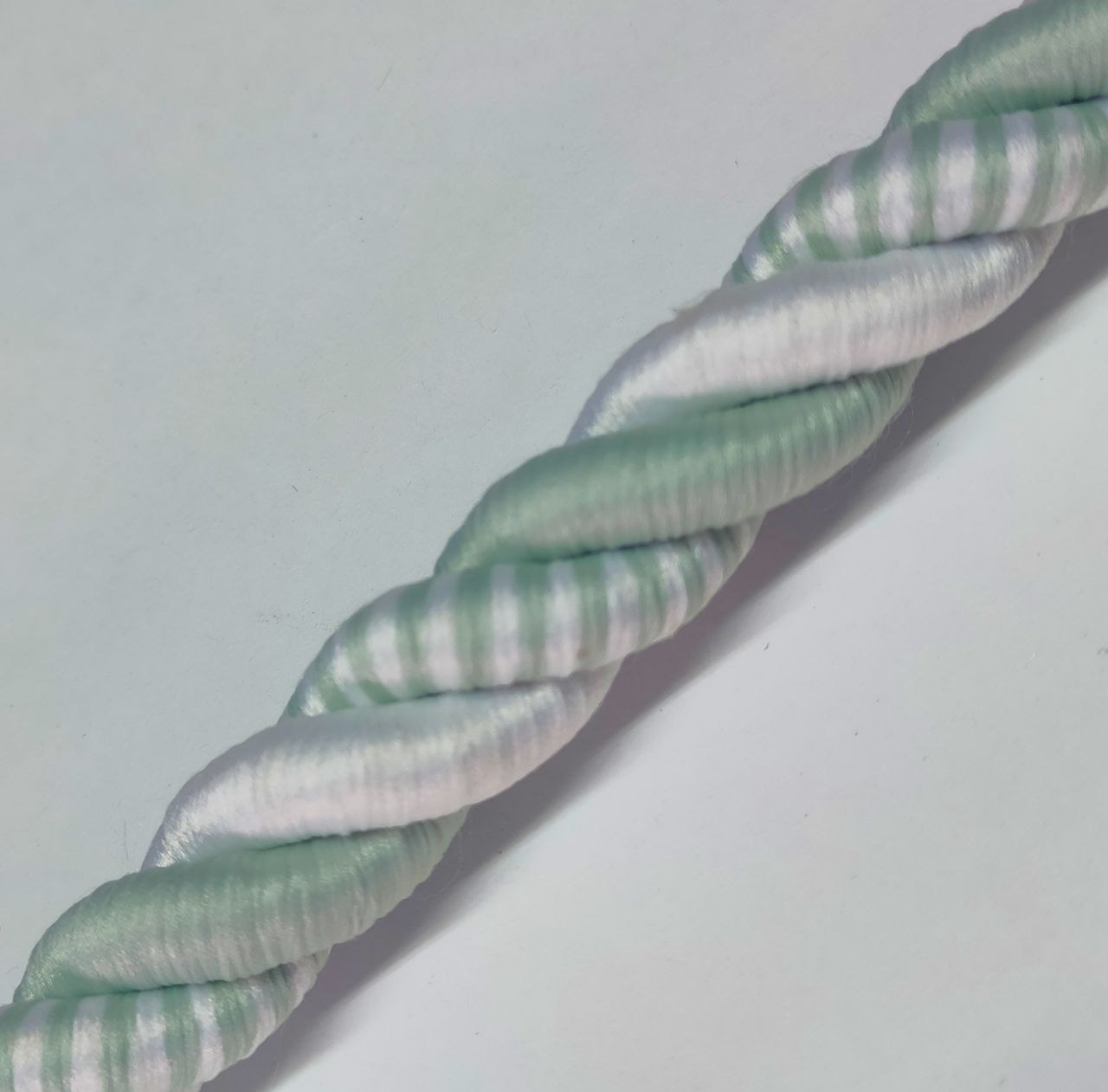 

Шнур декоративный idealtex 15Ш-6-7.4 , длина 6 м, диаметр 15 мм, Белый;зеленый, 15ш7.4