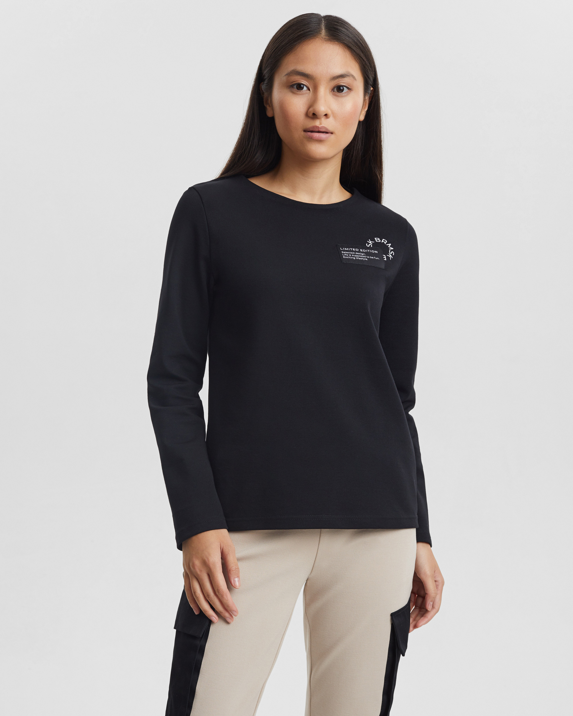 

Лонгслив женский BARMARISKA Love Tags черный 48-50 RU, Love Tags