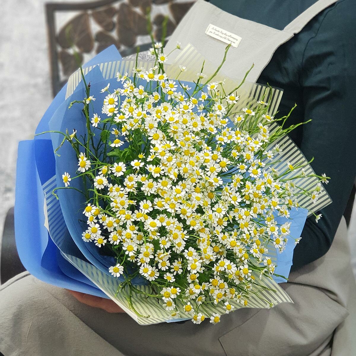 

Букет цветов, Талисман Флора, Ромашки в голубой упаковке, B0191, 40см