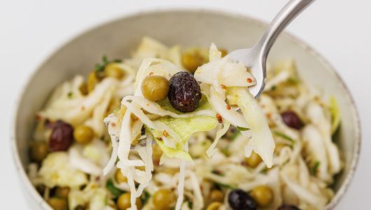 

Салат ВкусВилл Салат из капусты с зеленым горошком и зернистой горчицей 200 г