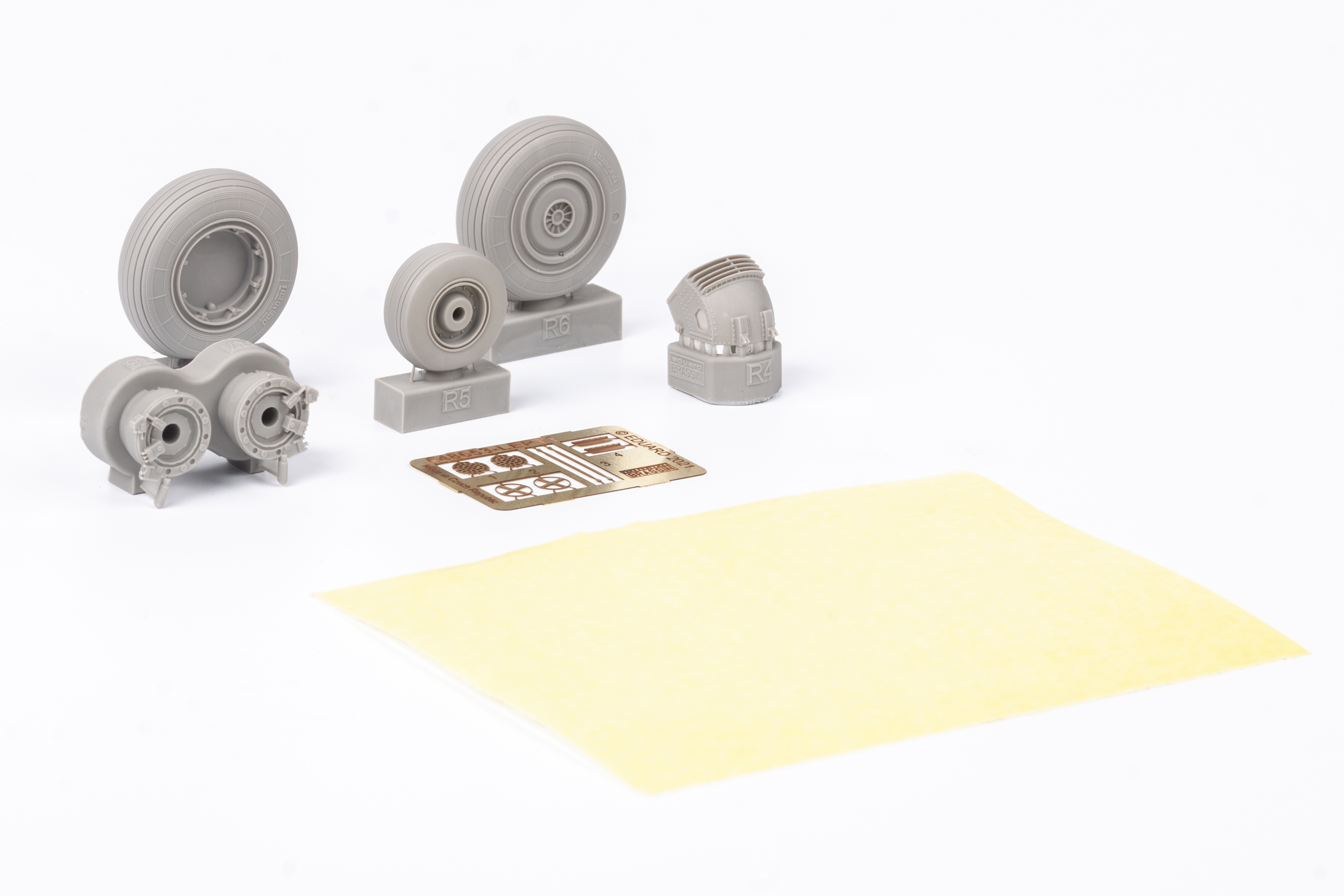 

644144 Eduard 1/48 Набор дополнений для Суххой-27 LooKplus, 644144