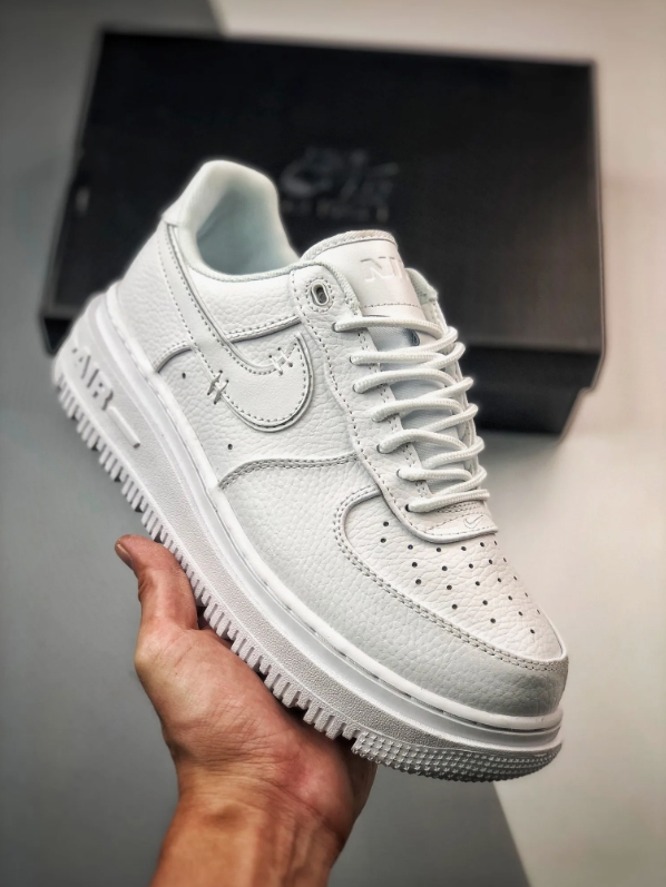 Кеды женские Nike Air Force 1 Luxe Summit белые 37 RU