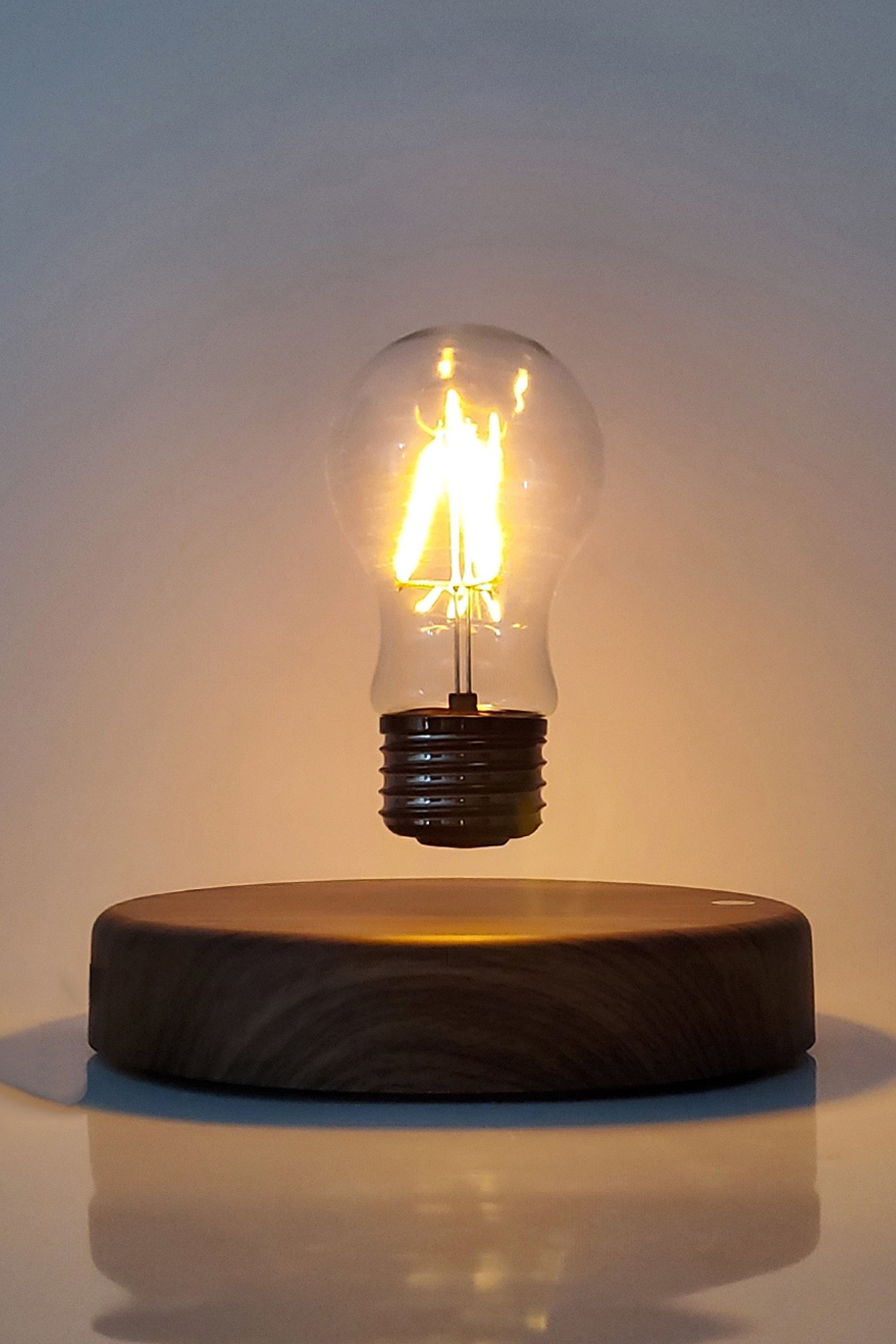 фото Левитирующая лампочка на круглой платформе motionlamps