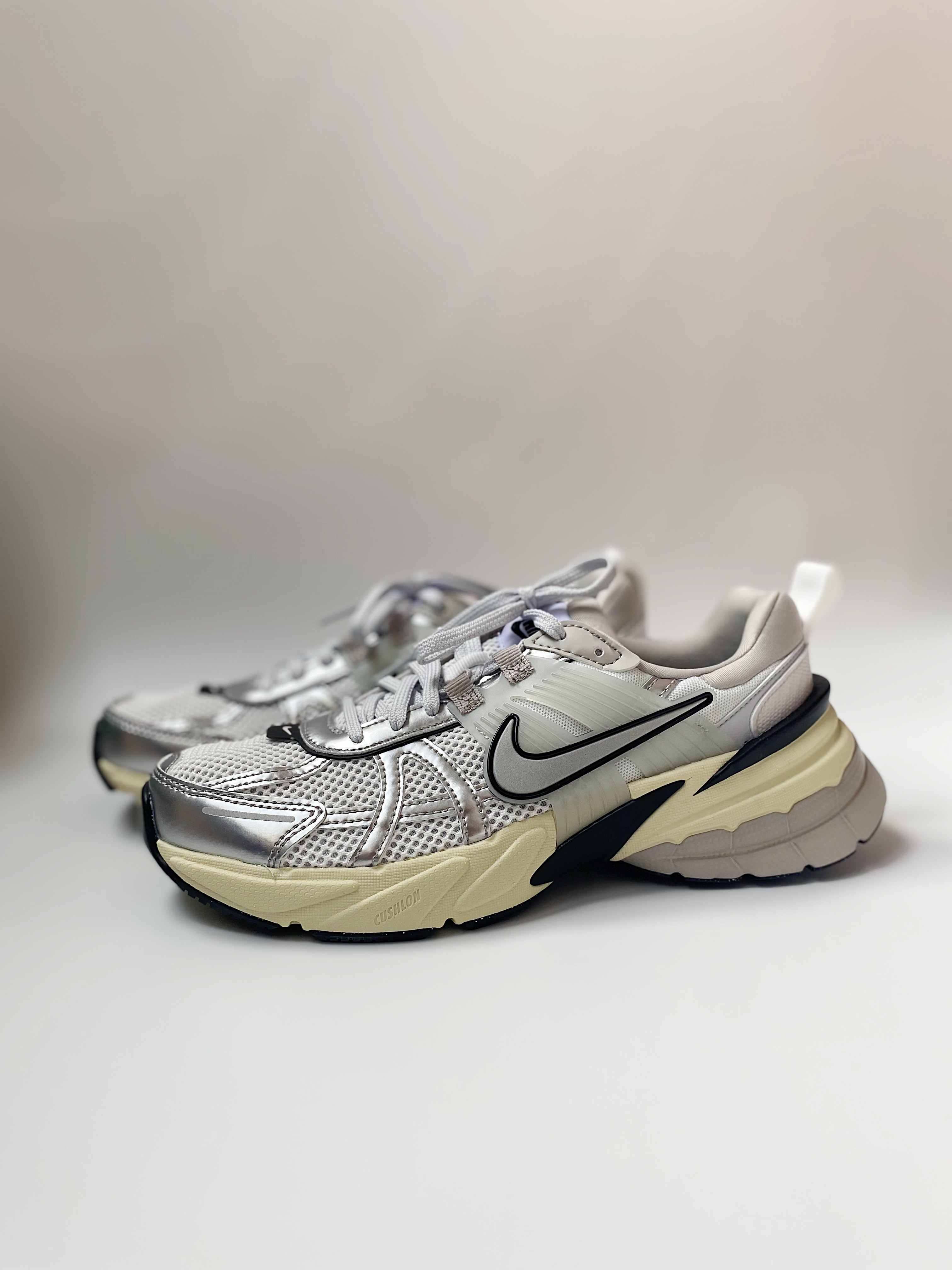 Кроссовки женские Nike V2K Run Runtekk серебристые 41 EU серебристый