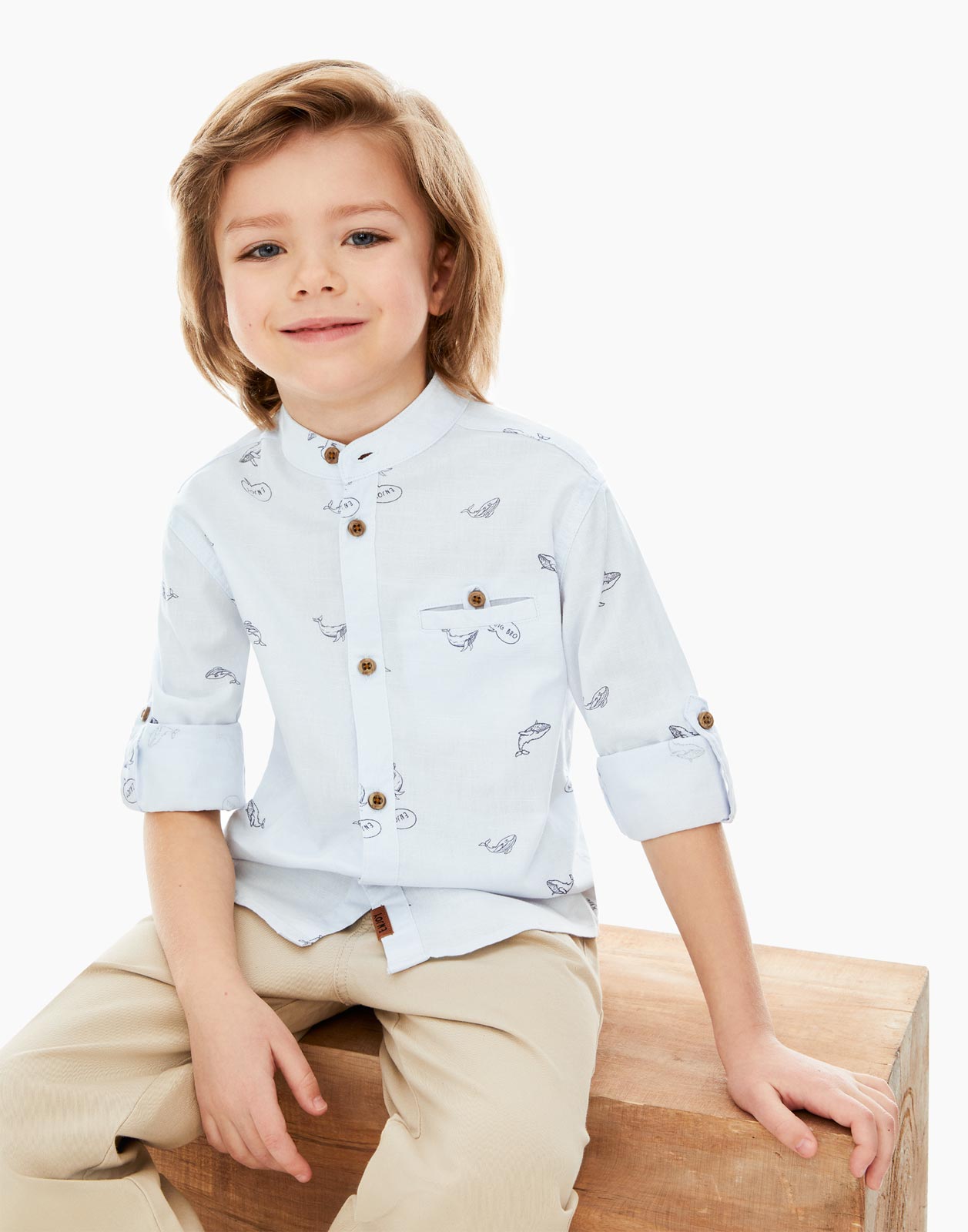 Светло-синяя свободная рубашка с карманом для мальчика р.104