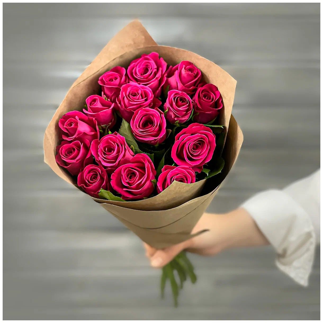 Букет живых цветов из 19 малиновых роз 40см в крафте, Букет Маркет,19 роз 40 см,B1989