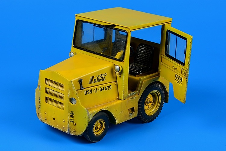 

Набор дополнений Aires 1/32 UNITED TRACTOR GC340-4/SM-340 tow tractor with cab 320 042