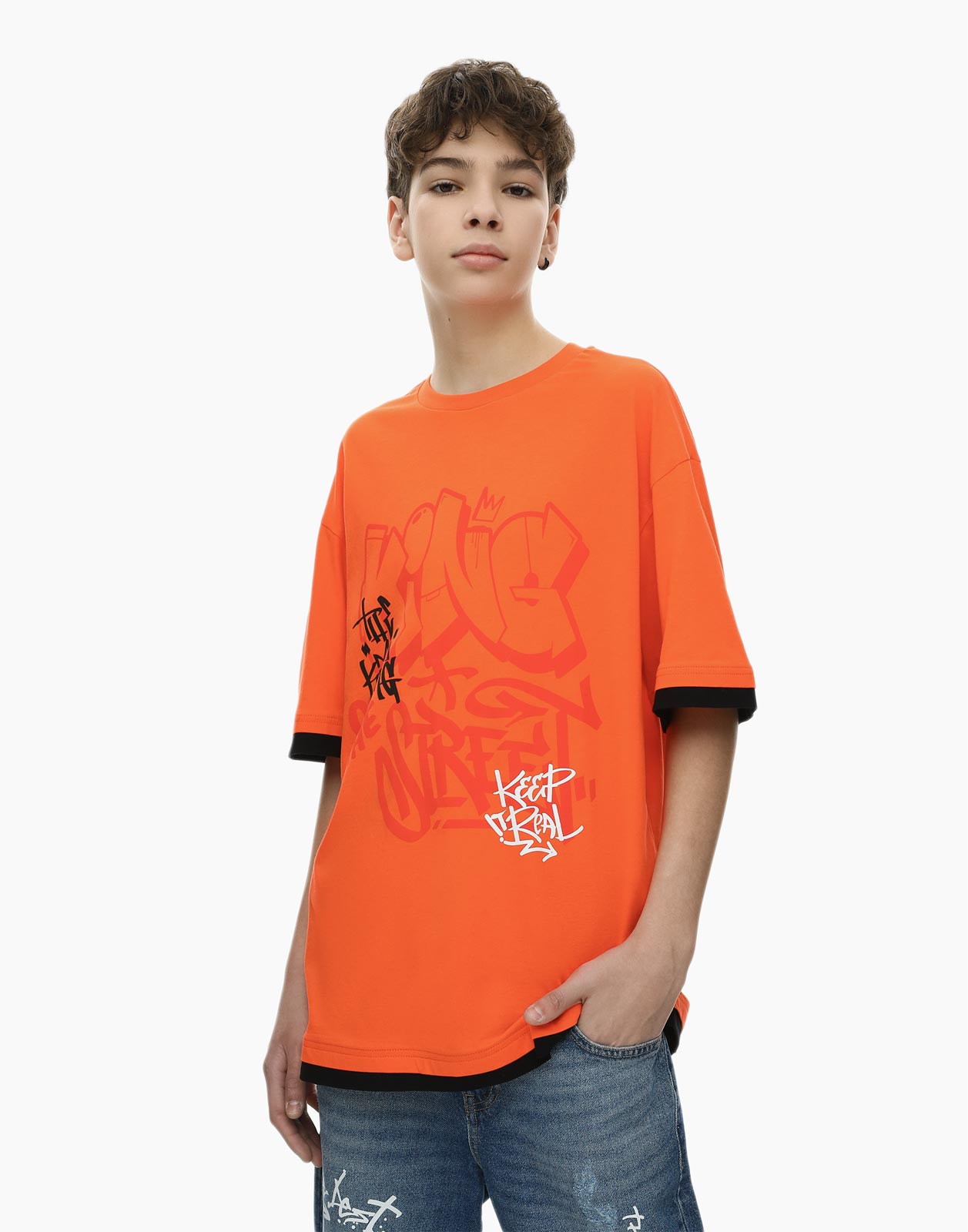 Оранжевая футболка со вставками и принтом для мальчика 6-8л/122-128