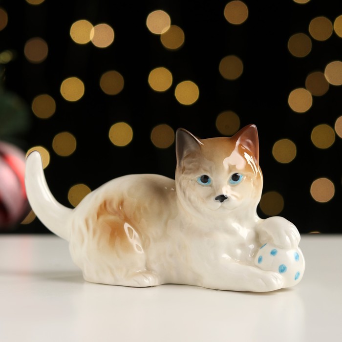 

Сувенир "Котёнок с мячом" 7х5х13 см ,фарфор