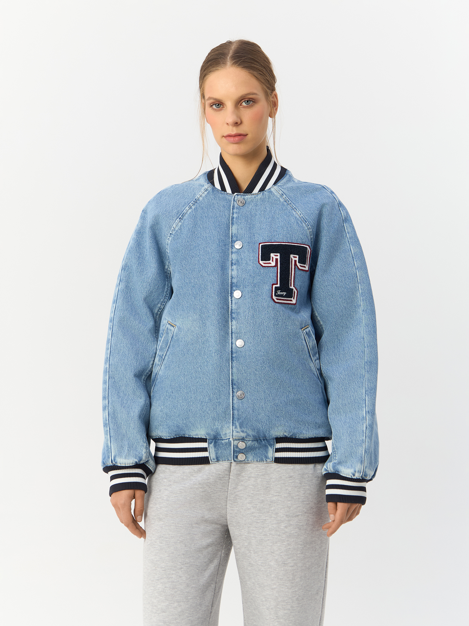 Джинсовая куртка женская Tommy Hilfiger Letterman DW0DW18202 голубая XS 31990₽