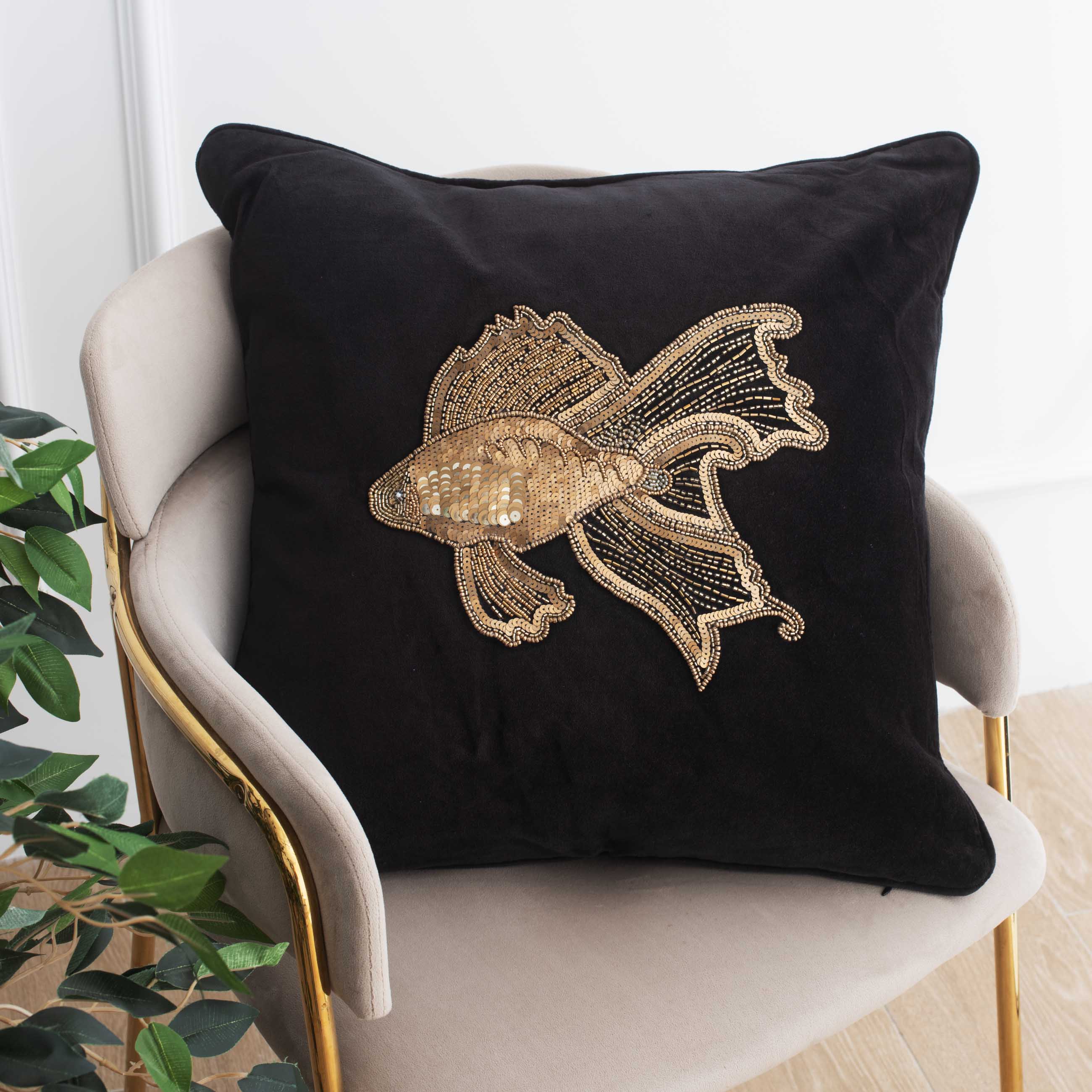 

Подушка декоративная, 50х50 см, вельвет/бисер, черная, Рыбка, Goldfish, Черный