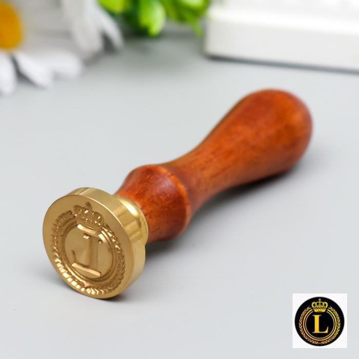 

Печать для сургуча с деревянной ручкой Корона с буквой L 9х2,5х2,5 см, Золотистый