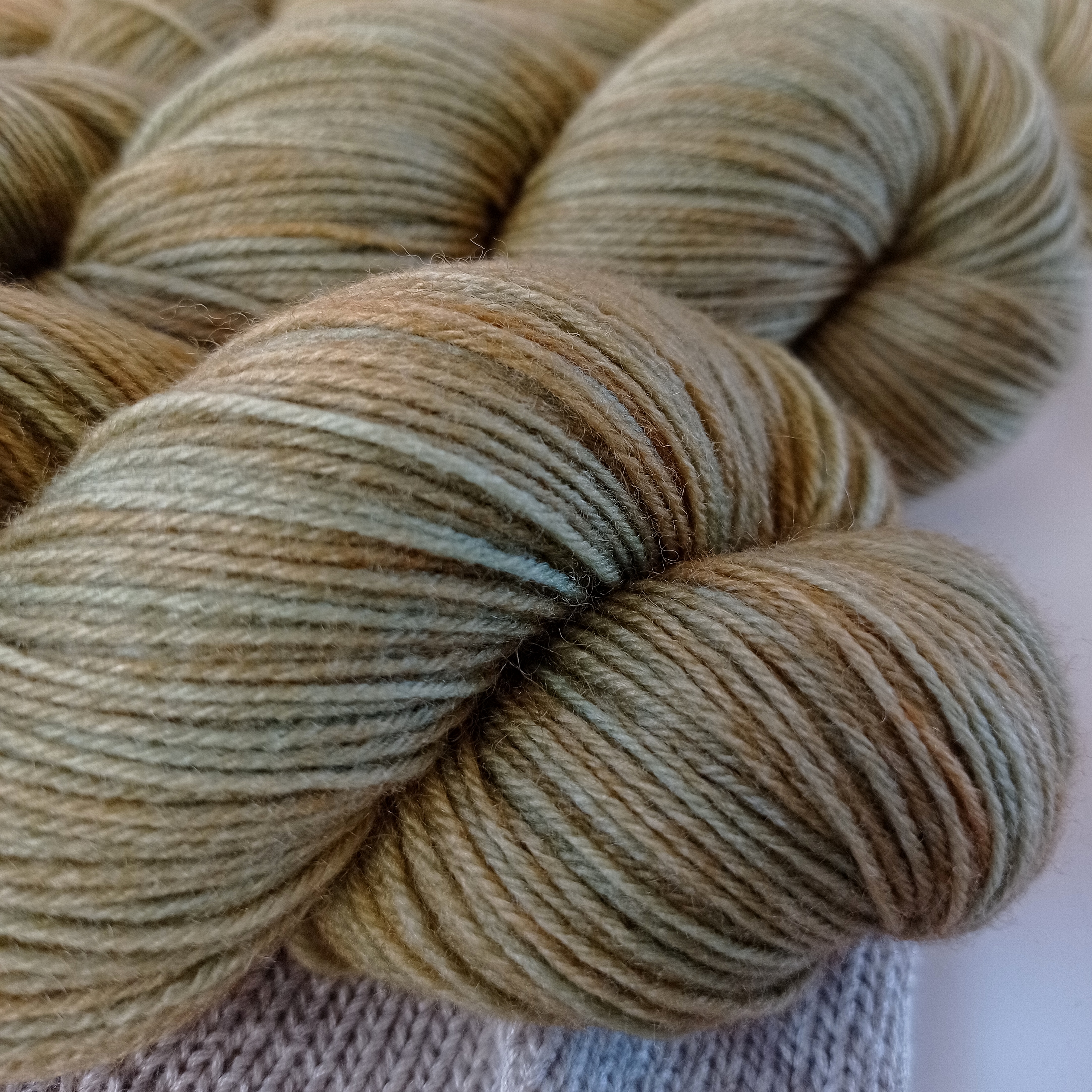 Носочная пряжа Wonder Yarn 75% шерсть меринос 25% полиамид, 420м/100гр, сухая трава