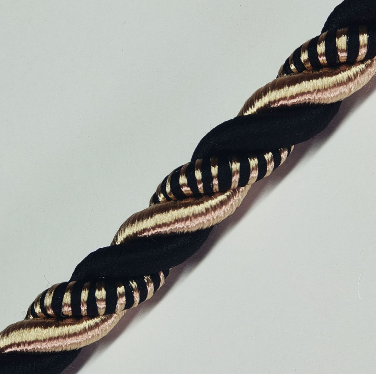 

Шнур декоративный idealtex 15Ш-6-8.4 , длина 6 м, диаметр 15 мм, Желтый;черный, 15ш8.4