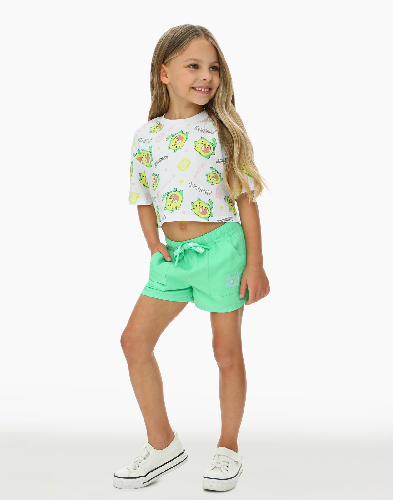 Зелёные шорты с нашивкой Tropical mood для девочки р.104