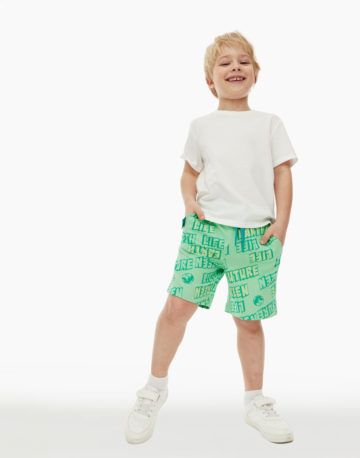 Зелёные спортивные шорты с принтом и нашивкой для мальчика р.98