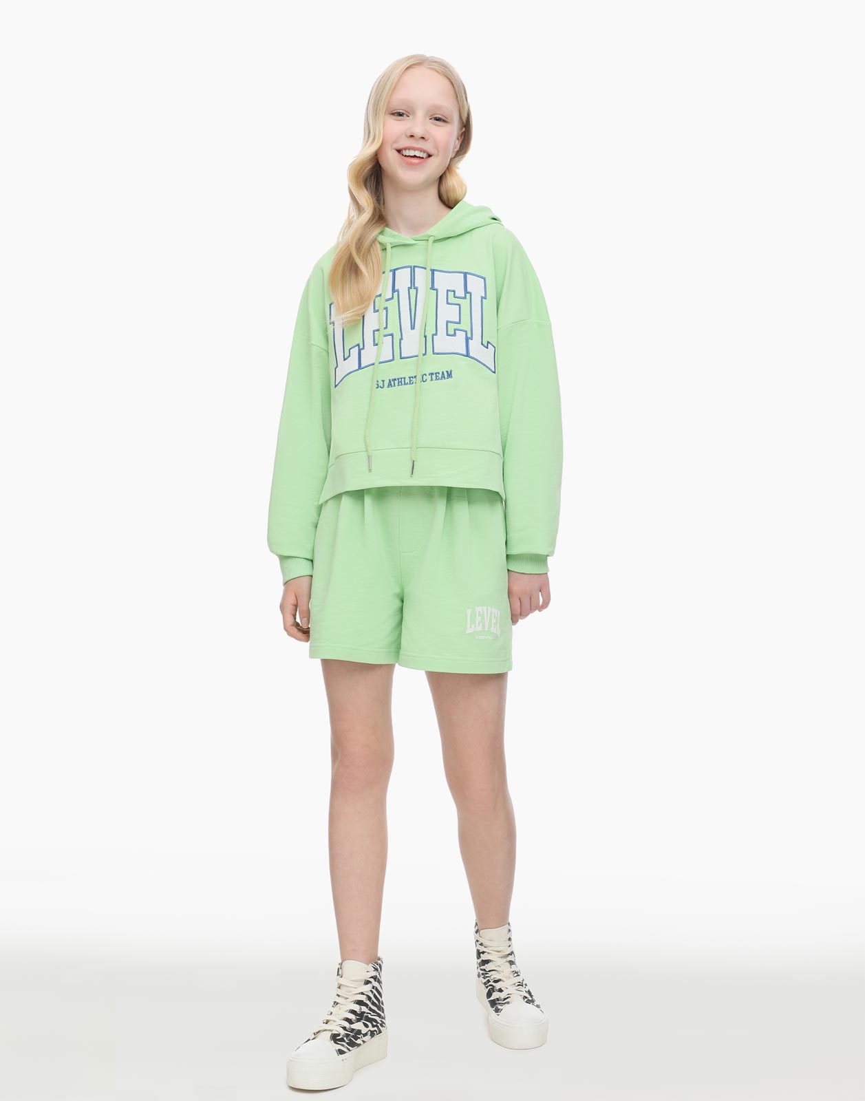 Зелёные спортивные шорты с принтом для девочки р.146-152