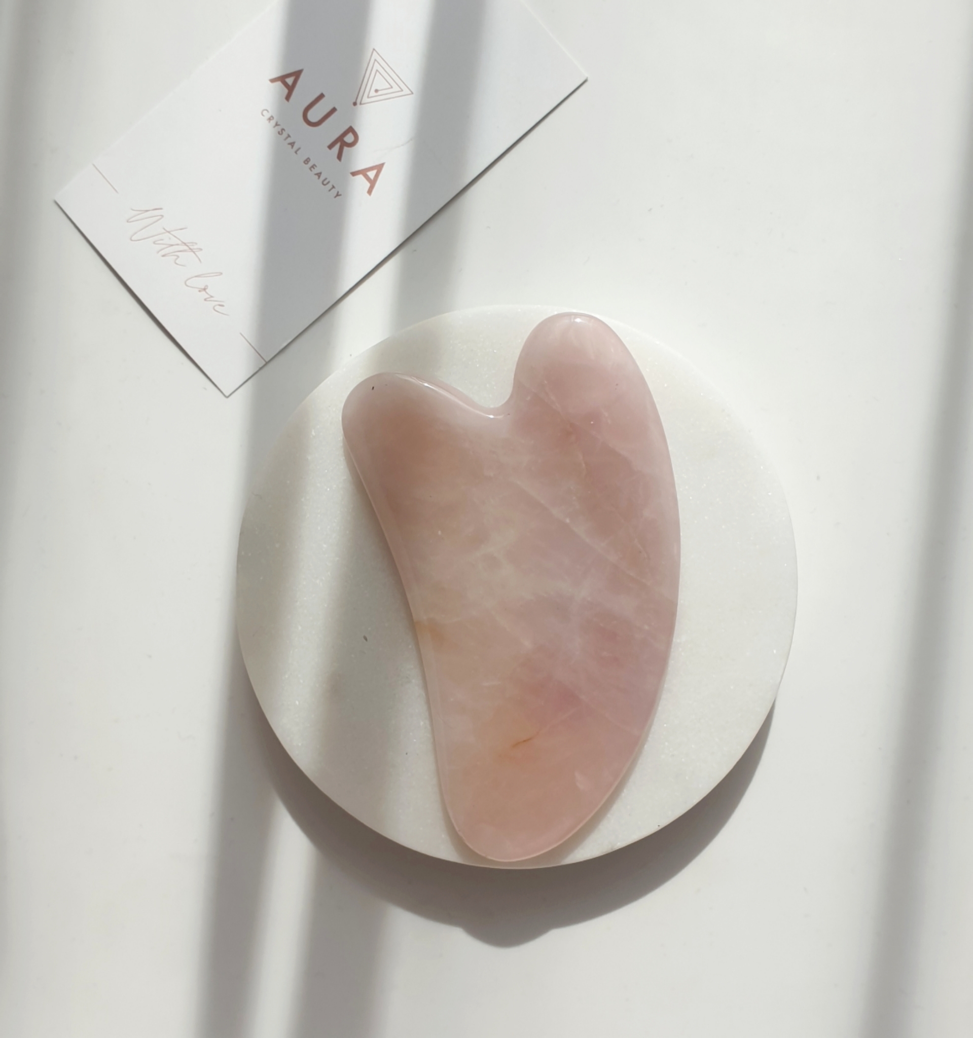 Скребок гуаша в анатомической форме сердца из розового кварца от сердца к сердцу
