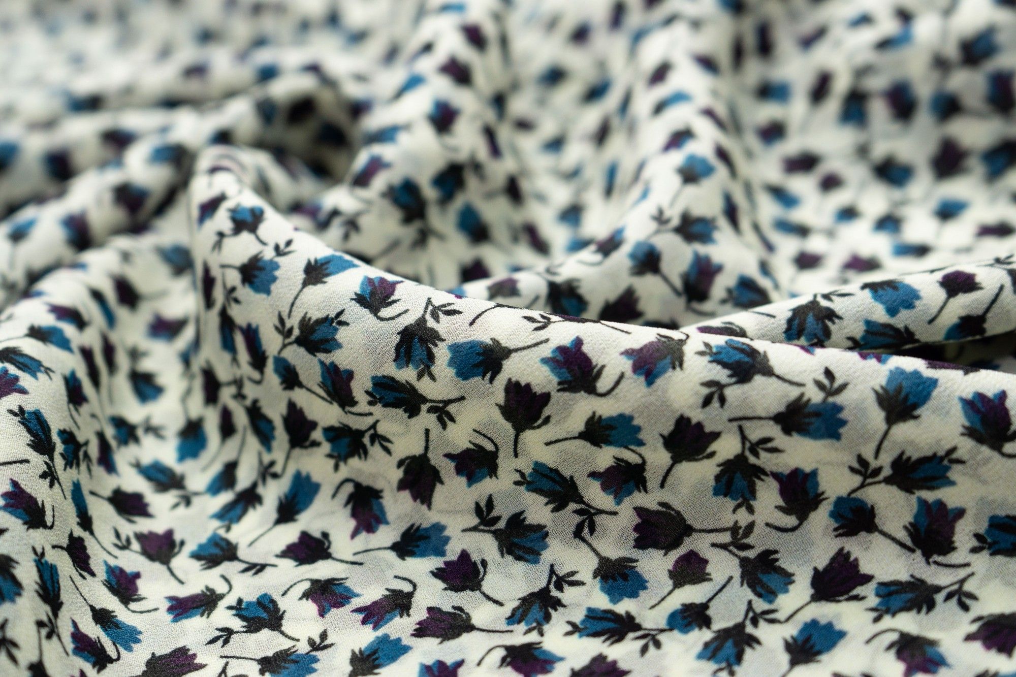 

Ткань UNOFABRIC Шифон жоржет мелкие розочки синие 135х132