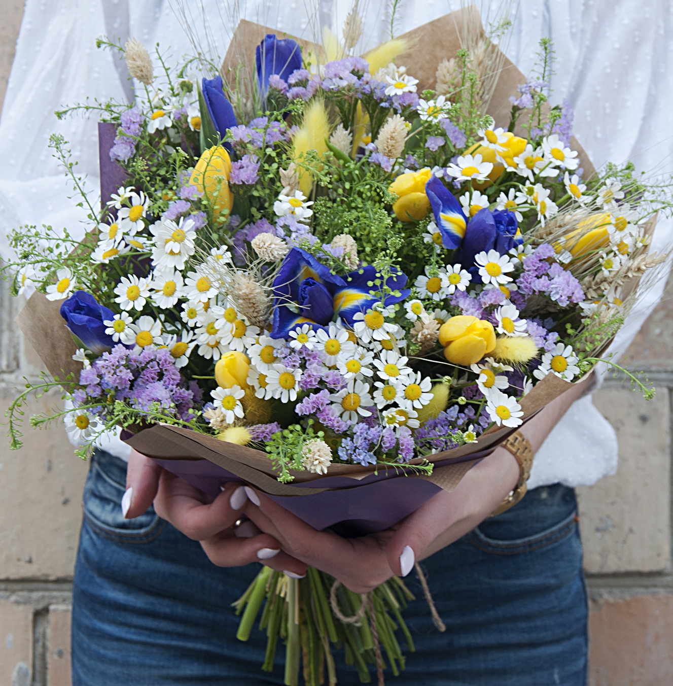 фото Букет из ромашек и тюльпанов 22 шт sfloristic "полевой букет", 50 см studio floristic