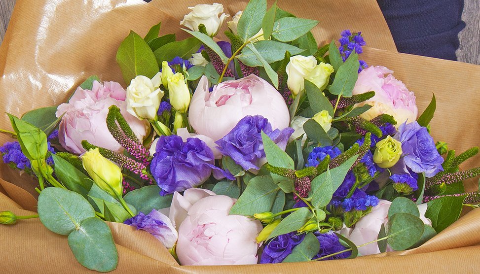 

Букет из пионов и лизиантуса 18 шт Sfloristic "Чарующиц букет", 40 см