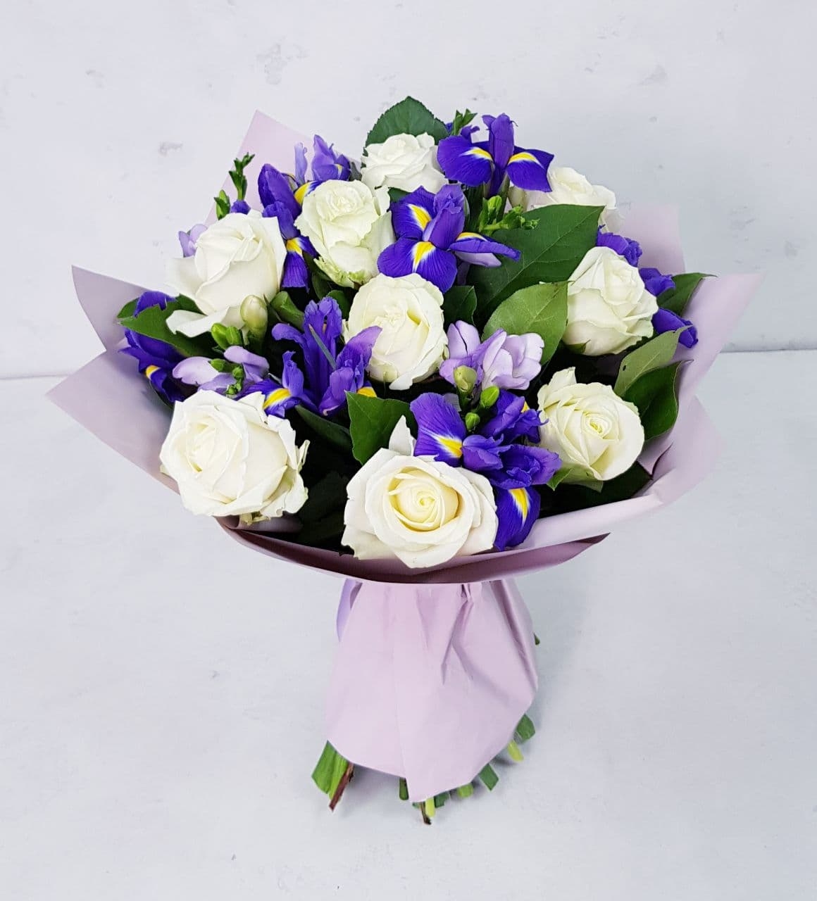 

Букет из роз и ирисов 23 шт Sfloristic "Бабочка", 40 см