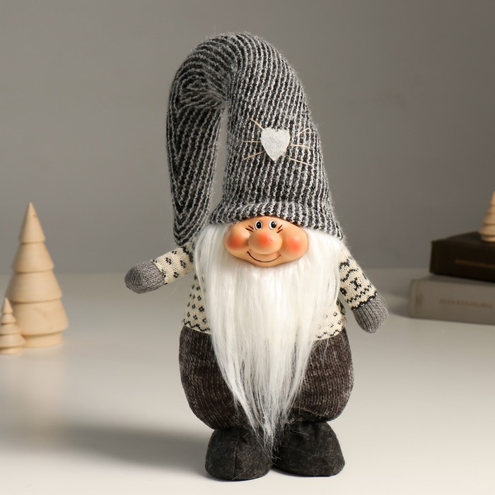 

Кукла интерьерная "Дед Мороз в длинном сером колпаке с сердечком" 48 см, Белый;серый