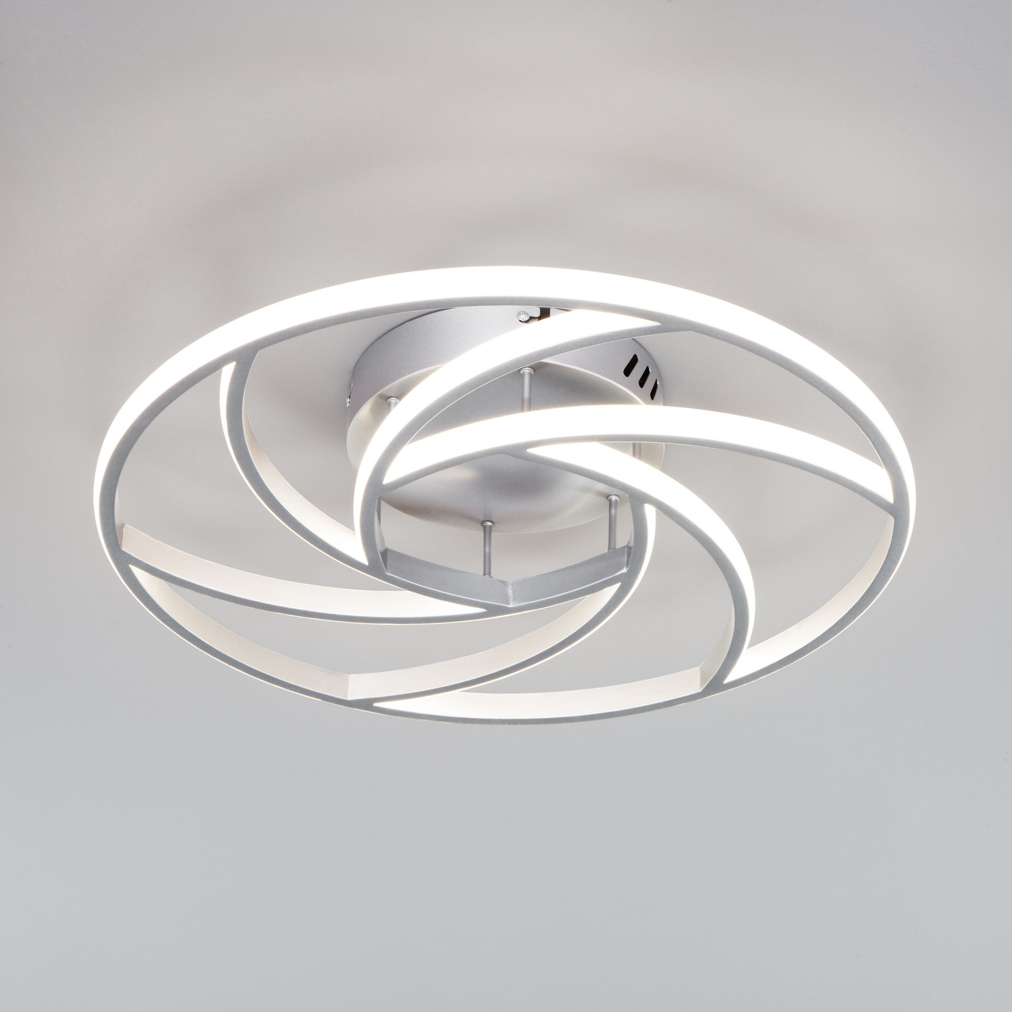 фото Потолочный светодиодный светильник с пультом управления eurosvet 90207/1 серебро