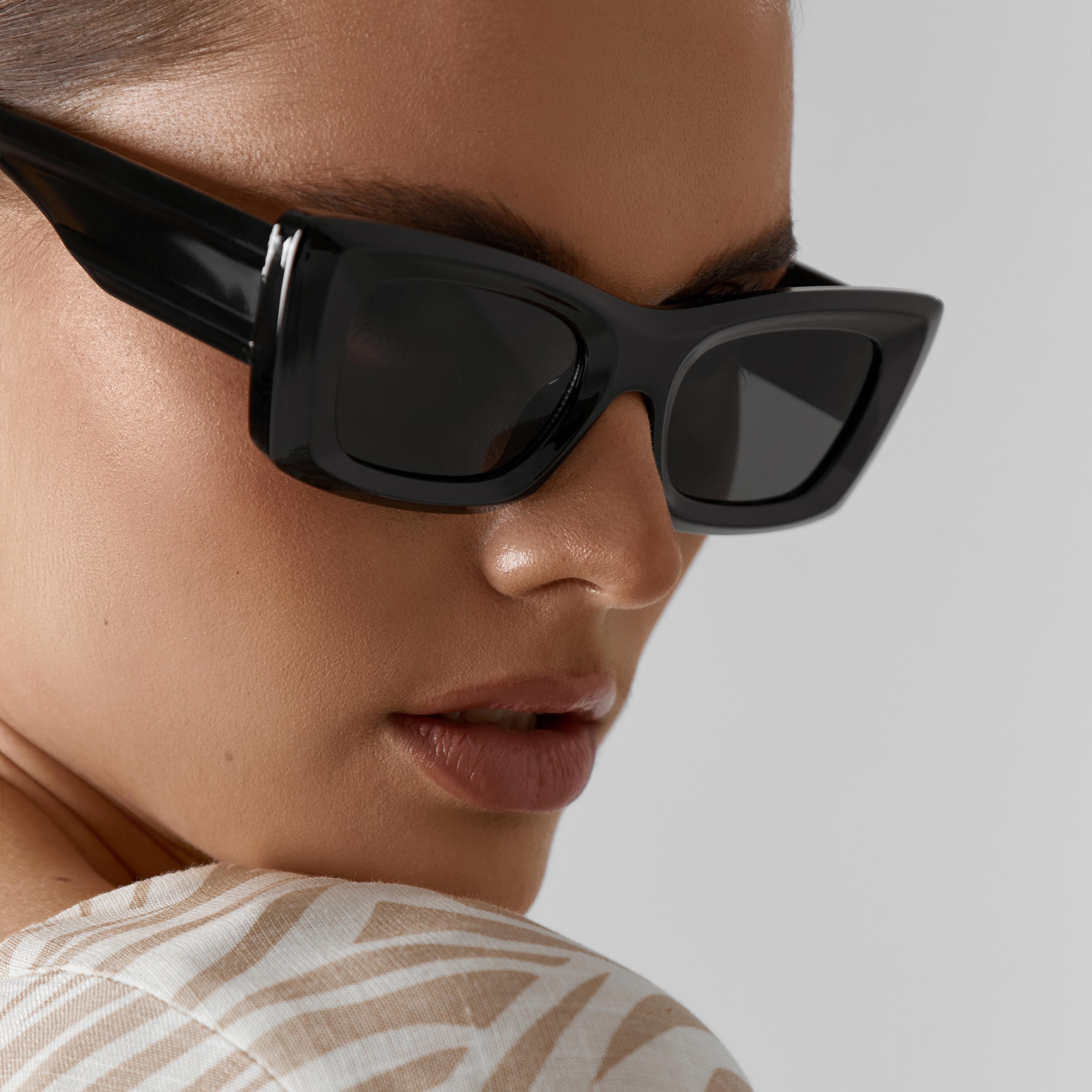 Солнцезащитные очки женские Kuchenland KL-00004219, черные